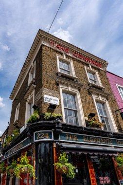 Londra, Birleşik Krallık - 20 Mayıs 2025: The Elephants Head Camden High Street 'teki bar cephesi
