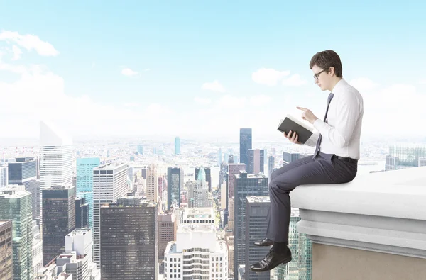 Man reading a book on the roof — Stock Photo, Image