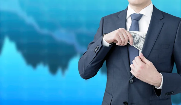 Un hombre de negocios poniendo un billete de cien dólares en el bolsillo del pecho . —  Fotos de Stock