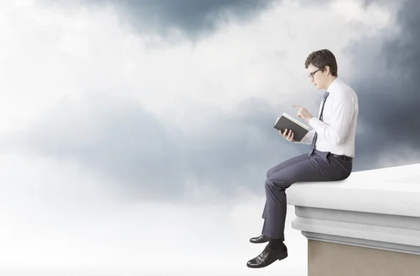 Man reading a book on the roof — Stock fotografie