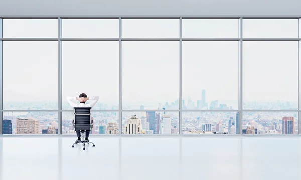 Man looking into window and thinking — Stock fotografie