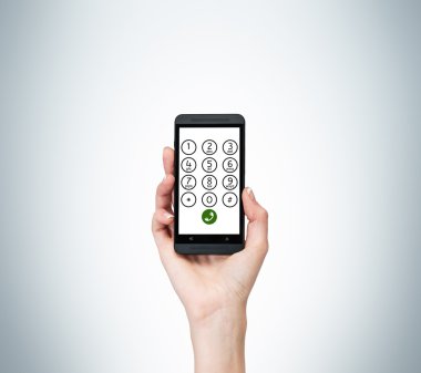 El ele tutuşan akıllı telefon.