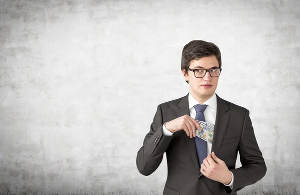 Geschäftsmann bekommt Geld — Stockfoto