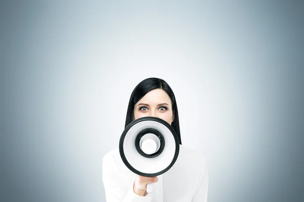 Kvinna med högtalare — Stockfoto