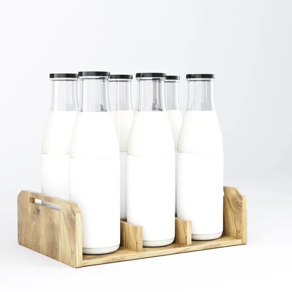 Six bouteilles de lait en verre avec couvercles noirs dans une boîte à bouteilles en bois . — Photo