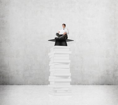 İşadamı yığın kitap üzerinde