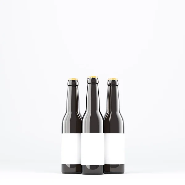 Tres botellas con etiquetas en blanco. Vidrio oscuro. Fondo gris. Concepto de vino. Renderizado 3D —  Fotos de Stock