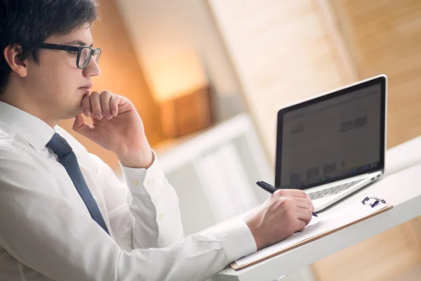 Uomo d'affari con laptop — Foto Stock