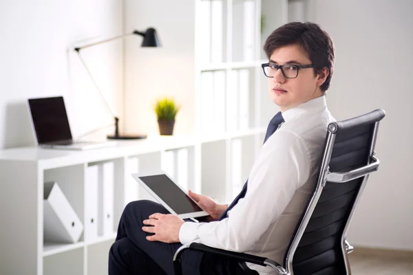 Geschäftsmann mit Tablet auf Stuhl — Stockfoto