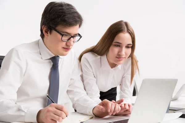 Biznesmen i bizneswoman w biurze — Zdjęcie stockowe