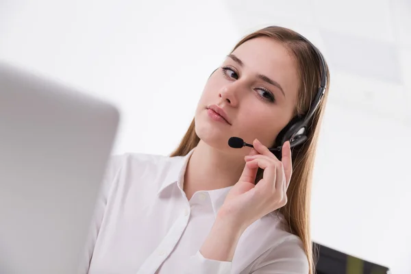 Mulher de negócios em fones de ouvido — Fotografia de Stock