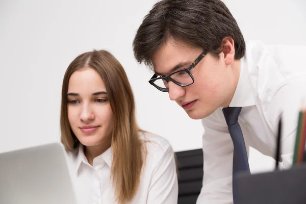 Affärsman och affärskvinna i tjänst — Stockfoto