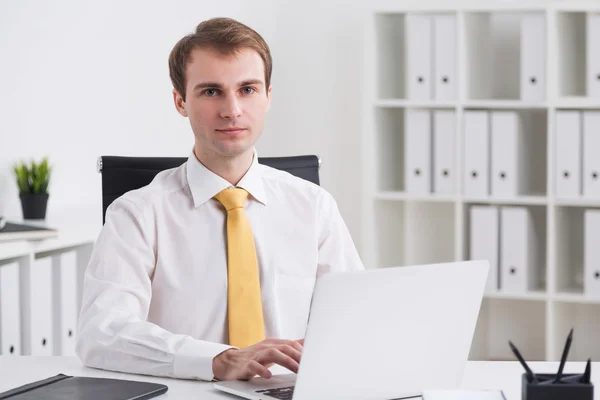 Geschäftsmann arbeitet am Laptop — Stockfoto