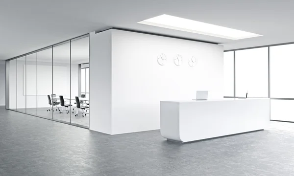 Oficina vacía, recepción blanca en la pared blanca, tres relojes en ella. Ventana panorámica derecha, sala de reuniones detrás. Concepto de recepción. Renderizado 3D — Foto de Stock