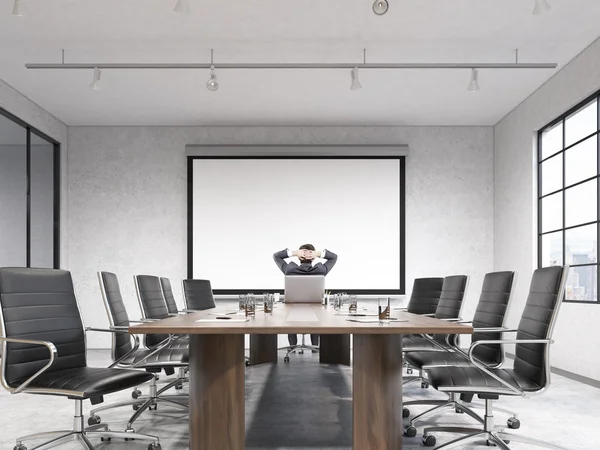 Бізнесмен в кімнаті для переговорів — стокове фото