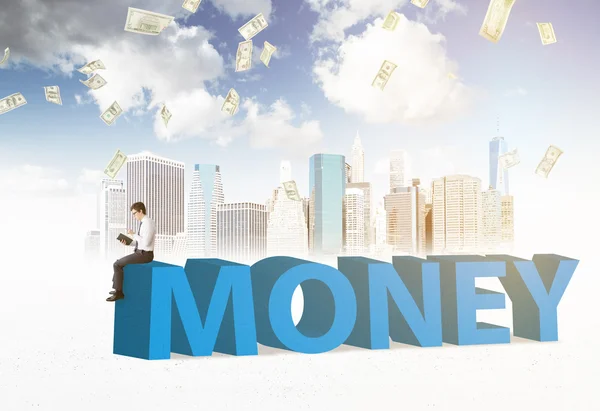 Empresário com livro sentado em 'dinheiro', Nova York e céu azul no fundo. Conceito de dinheiro . — Fotografia de Stock