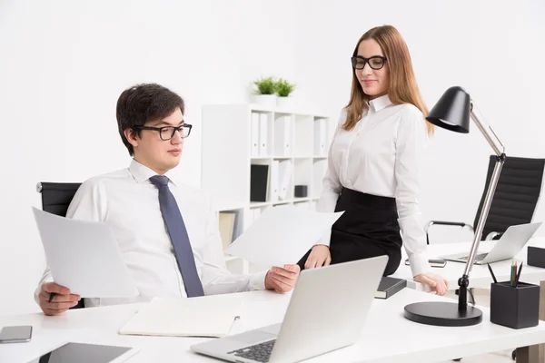 Geschäftsfrau und Geschäftsfrau im Amt — Stockfoto