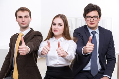 İki işadamları arasında onların başparmak yukarıya kadınla. Office. Ekip çalışması kavramı.