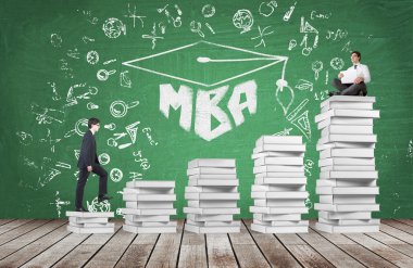 Dizüstü bilgisayar kitap yığını, başka bir tırmanma kitap adımları, Mba ve bilim simgeleri etrafında oturan işadamı. Beton arka plan. Eğitim kavramı.