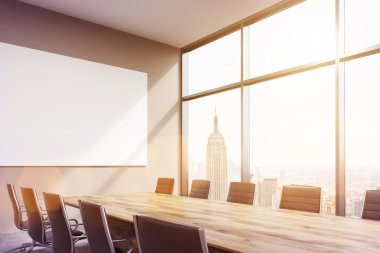 Geniş toplantı odası, sağdaki pencere, New York manzarası, masanın üzerinde büyük beyaz bir poster. Tonlu, filtre. Toplantı kavramı. Dalga geç. 3d render