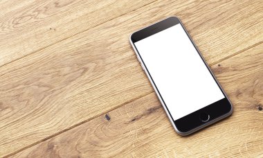 Ahşap masa üstünde Smartphone