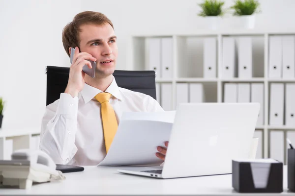 Empresario hablando por teléfono — Foto de Stock