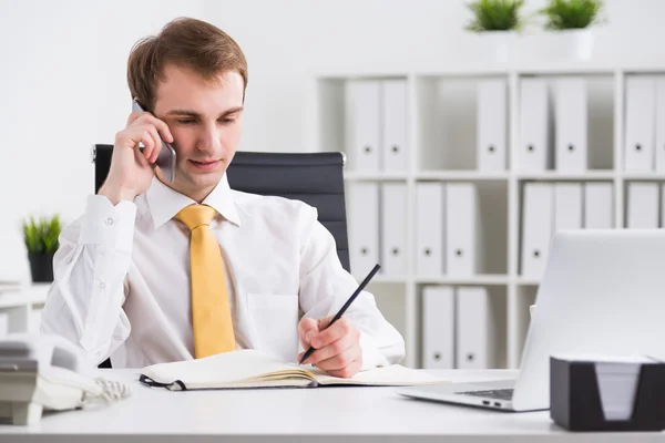 Geschäftsmann telefoniert — Stockfoto