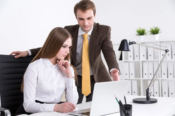 Homem de negócios e mulher de negócios no trabalho — Fotografia de Stock