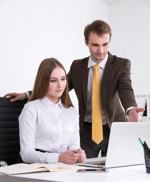 Homem de negócios e mulher de negócios no trabalho — Fotografia de Stock