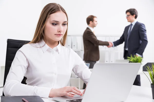 Affärskvinna i office — Stockfoto