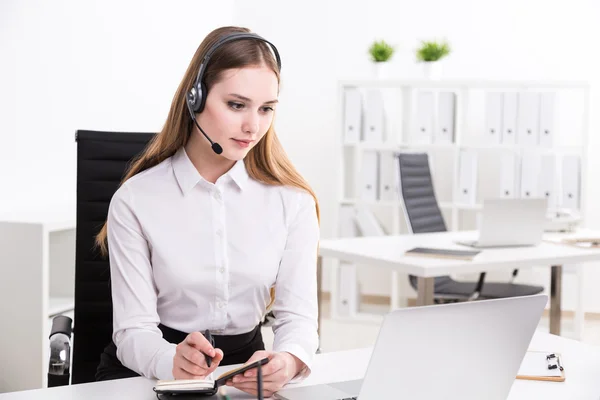 Mulher de negócios em fones de ouvido — Fotografia de Stock