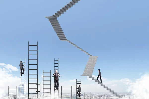 Empresários subindo lá em cima — Fotografia de Stock