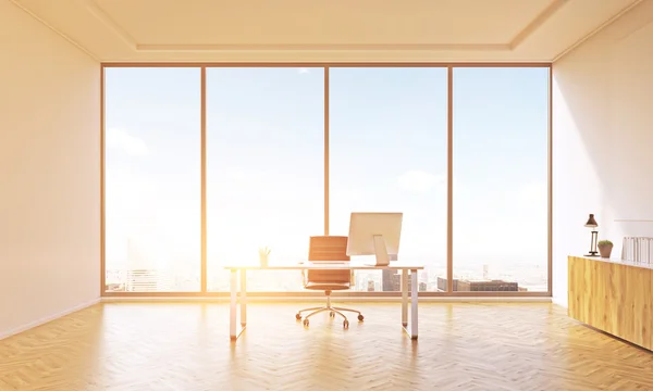 Masa ve kapalı raf ile bir ofis. Panoramik pencere. Şehir manzarası. Tonlu, filtre. İş kavramı. 3d render — Stok fotoğraf