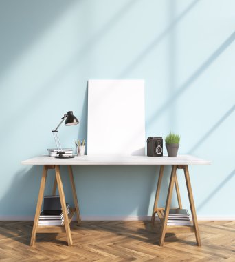 Beyaz masa üzerinde boş çerçeve, masanın üzerinde ve altında kitaplar, lamba. Ön görünüm.