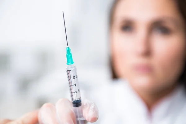 Doctor sosteniendo la jeringa, mirada borrosa. Concepto de ayuda médica . —  Fotos de Stock