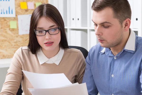 Affärsman och affärskvinna i tjänst — Stockfoto