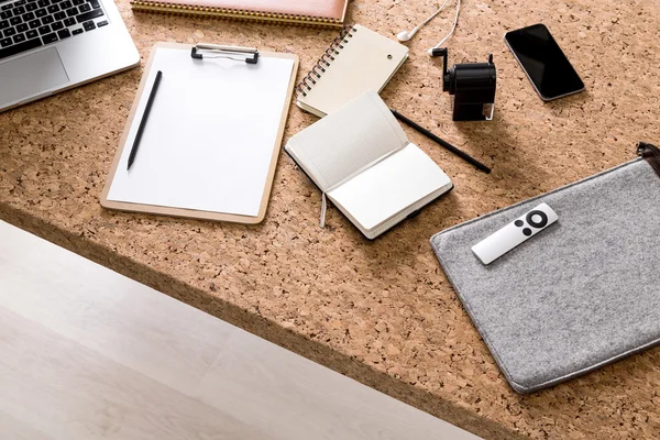 Bürotisch aus Kork, Notebooks, Laptop, Smartphone und Spitzer drauf. Arbeitsbegriff. — Stockfoto
