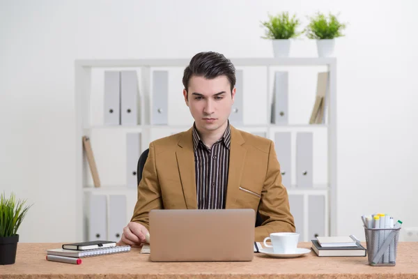 Empresario en traje inteligente en la mesa, trabajando en la computadora . — Foto de Stock