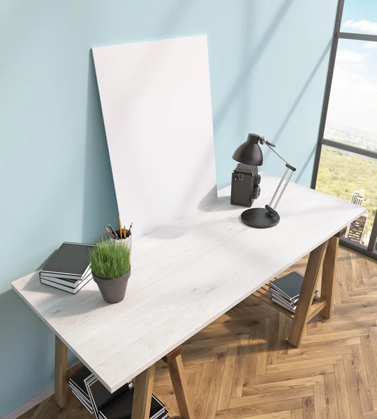 Marco en blanco en la mesa blanca, libros sobre y debajo de la mesa, lámpara, ventana a la derecha . —  Fotos de Stock