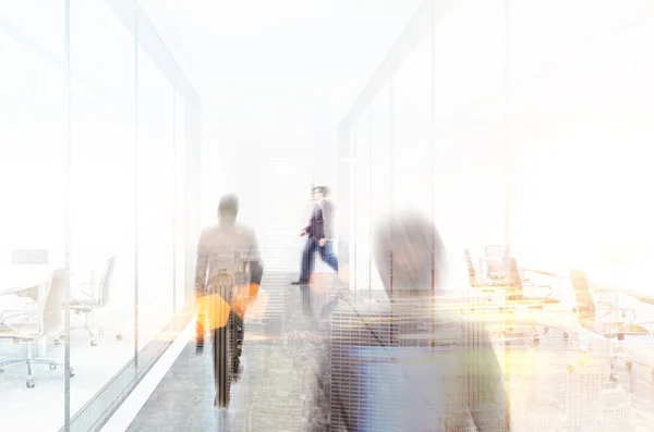 Homme d'affaires avec étui marchant le long du couloir, vue sur la ville, silhouettes . — Photo