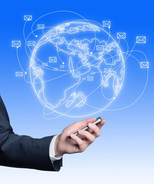Hand mit Smartphone, Globus mit Umschlägen, die darüber fliegen. blauer Hintergrund. Konzept der Kommunikation. — Stockfoto