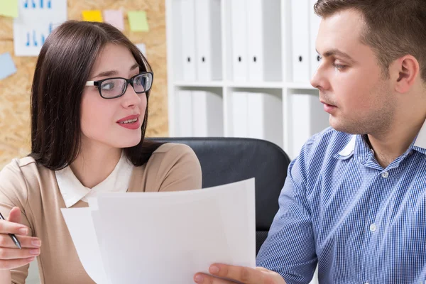 Affärsman och affärskvinna i tjänst — Stockfoto