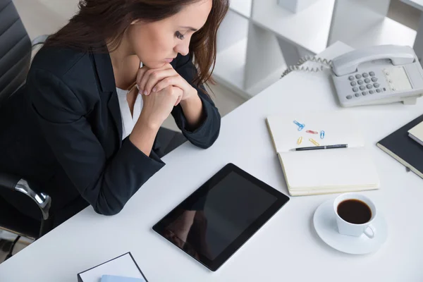 Affärskvinna på jobbet — Stockfoto