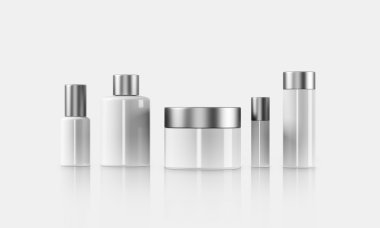 Farklı şekillerde beyaz krem kutuları Satır. Beyaz arka plan. Kozmetik kavramı. Dalga geç. 3d render