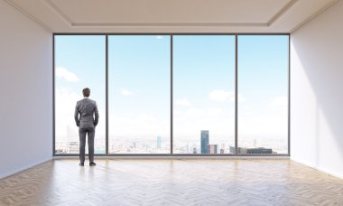 Boş ofiste iş adamı