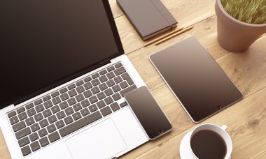 Dizüstü bilgisayar ve Gadget'ları masada
