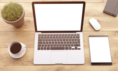 Dizüstü bilgisayar ve Gadget'ları masada