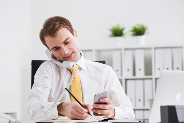 Businessman speaking on phone — Stock Photo, Image