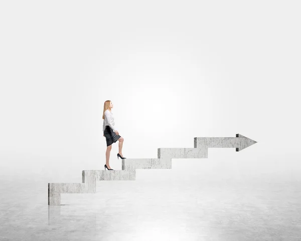 Femme d'affaires monter des escaliers en forme de flèche en béton. Contexte concret. Concept de croissance de carrière . — Photo