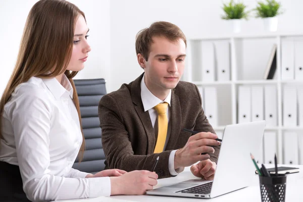 Empresario y mujer de negocios en el trabajo —  Fotos de Stock